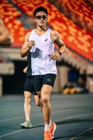 小王跑步为什么总是保持一个姿势不变？