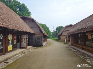 草披房子篱笆寨