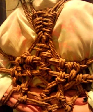 试着把右手“绑”起来