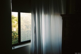 一页窗帘，遮住了阳光却没了风景