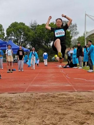 场上恣意挥洒汗水，场下勇攀学业高峰——记录学霸云集的大运赛场