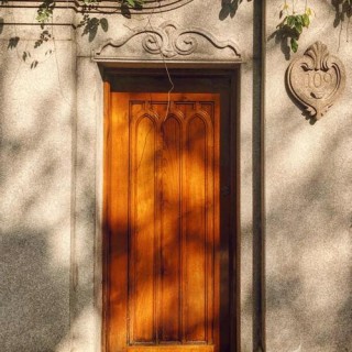 一扇门，袖手今生