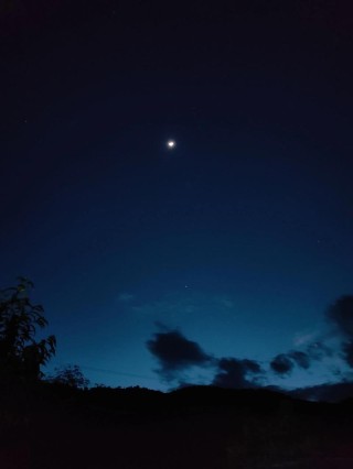 夜空中，星儿相随