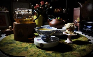 夜间独酌清茶，安静与茶香相伴