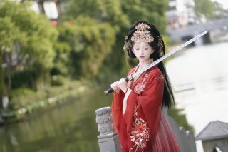 我于窗中窥伤鹤，恰如仰头见春台