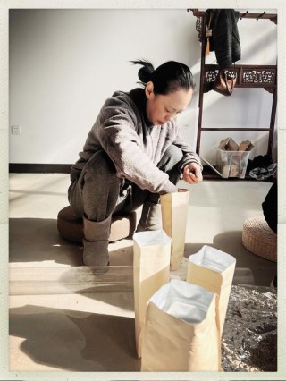 手工生产，全靠两肩 （打一字）