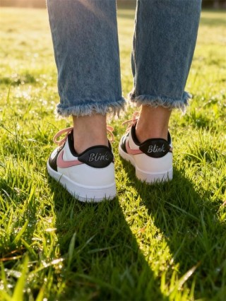 春天选一双合脚又好看的鞋，牵着他的手，在怡人的天气里浪漫散步