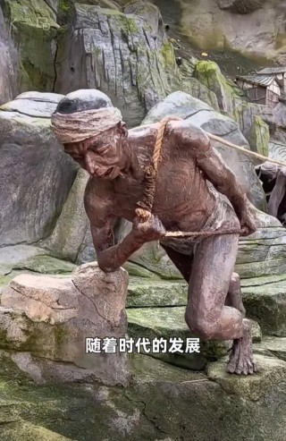 钢铁大汉地里站，腰缠钢绳力无边，一个吊锤把土扎，层层泥浆往外翻。 （打一物）