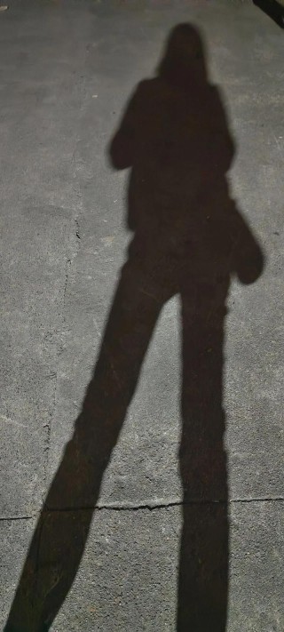 背后旁边前面影子