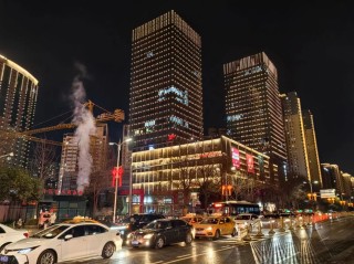 华灯初上，夜未央！