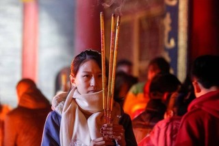 陪你一起为他上香