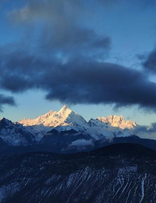 “晚上看星空，冬天看雪山，上班路上是胡杨和戈壁滩……”这些美景背后，是跨越20周年的青春接力！