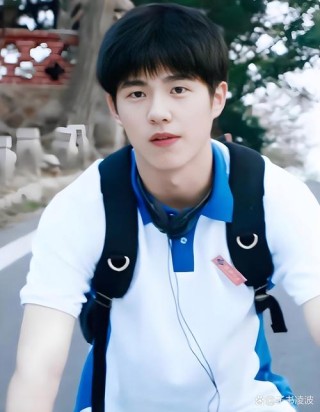 流量小生刘昊然疑似耍大牌，面朝女粉丝大吼，路人缘崩塌