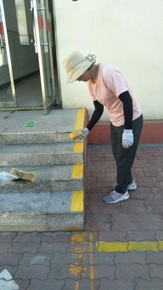 青春，就是默默为你擦拭桌椅