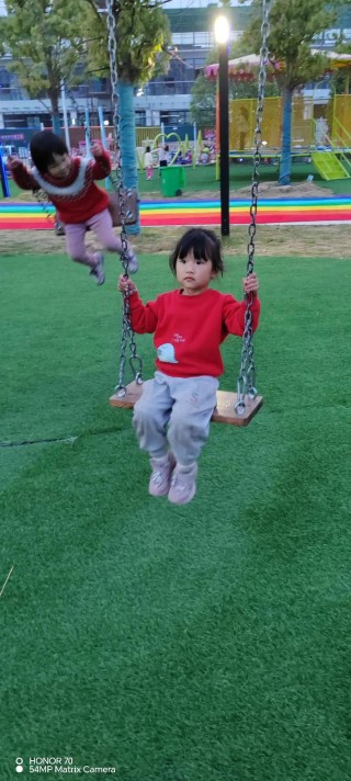 看小小秋千，品人生百态