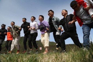 七人进入包围圈 （打一字）