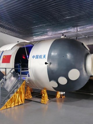 能工巧匠造颗星，发射太空显神通，得来情报送地面，生活科研立大功。 （打一物）