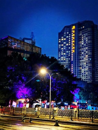 夏日的夜晚，夜色阑珊，已是万家灯火