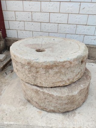 又像箱柜又像房，六只磨盘房下藏，物资交流它搬运，来去匆匆干活忙。 （打一物）