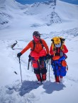 首批登上珠峰的两名不同国家登山者，亲历了人类征服大自然的魄力