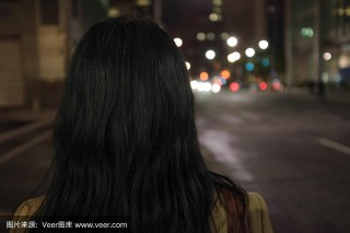 站在十字路口的人