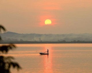 江面，那满船的温暖