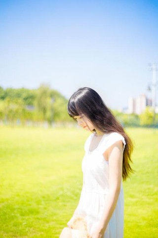 阳光下走来的那女孩
