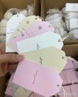 吊牌价出售，工资照发 （打一成语）