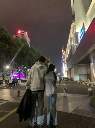 她看上去很幸福