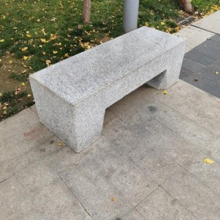 在河边的石凳上