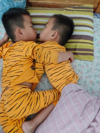 兄弟之间情同手足，兄妹之间也是一样的，都是至亲之人。