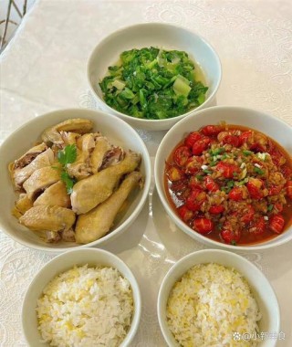 给老公做的午餐，有肉有菜，还有水果和汤水，老公发朋友圈晒幸福