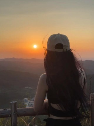 非常经典的句子：没人扶你的时候，自己要站直，路还长，背影要美