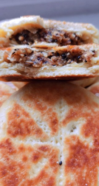 母亲为我们烙月饼