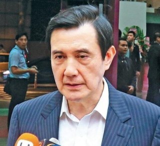 马英九打卡美食并签名，没曾想其硬笔书法竟如此严谨！笔笔精妙