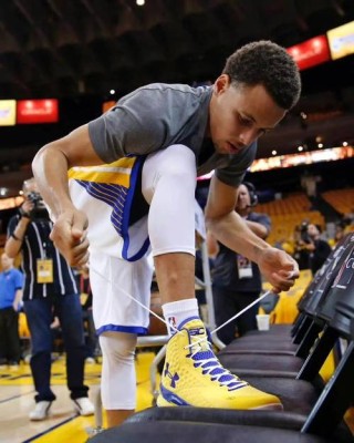 库里在球鞋上写的是哪句话，为何将这句话写在球鞋上