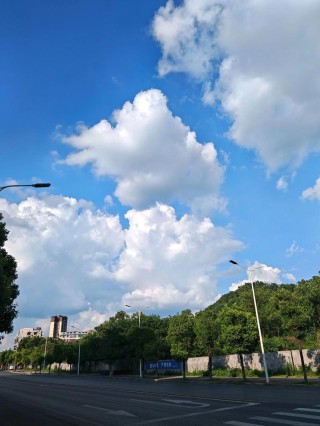心境随人而变》 人的心境，如同天空中的云彩，变幻无穷