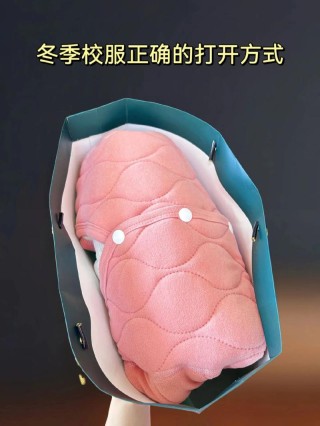 孩子穿上棉校服冻得发抖，衣服里面填充物是塑料，校方回应惹众怒