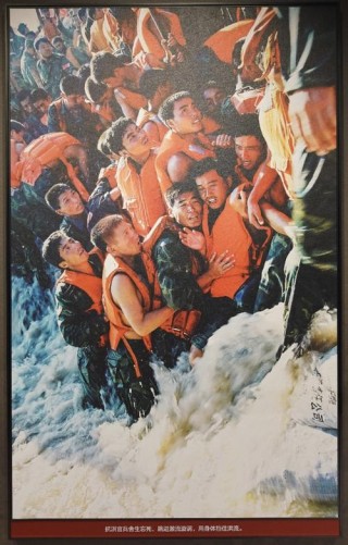 “把我放到最危险、最需要的地方”，这是他们写下的抗洪请战书
