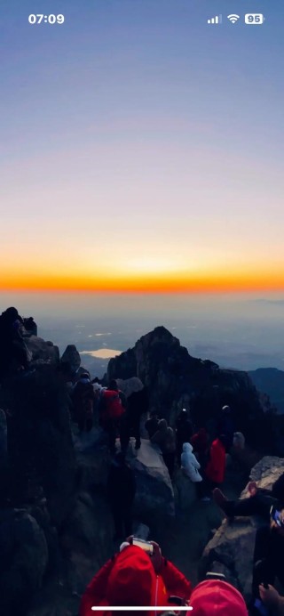 昨晚通宵了！奔赴一场山东的日出，是勇敢又热烈的我们！