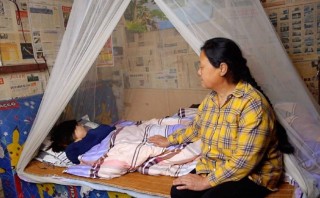 儿媳产后8天过生日，婆婆带全家13口人空手来庆生：儿媳，你做饭