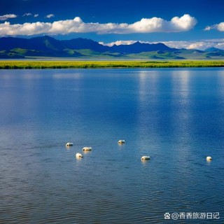 天蓝草色水映霞