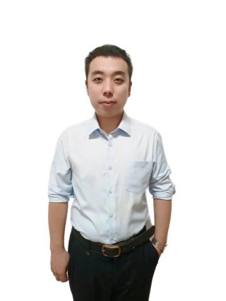 男教师（打一人名）