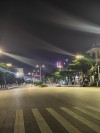 夜深处，路更幽