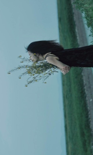 温柔治愈又励志文案：即便是生活在阴沟里，也要抬头仰望到星空