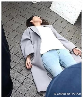 小姐昏厥 （打一字）