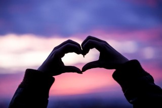 左手寂寞，右手爱恋