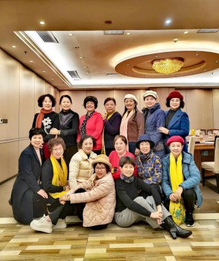 好姐妹相聚开心快乐