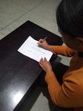小学生模仿家长签名，花样百出，网友：掩耳盗铃