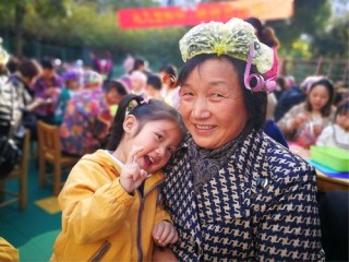 祖孙两人的六一节